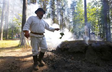 Antaa juosta männyn pinnan, hongan roson rollottoa. Sunnuntaina Kannonkosken tervahaudasta karkoitettiin paha silmä ikiaikaisin loitsuin. Kuvassa tärkeää tehtävää suorittamassa Reijo Vesterinen. (Kuvaaja: Sami Karppinen)