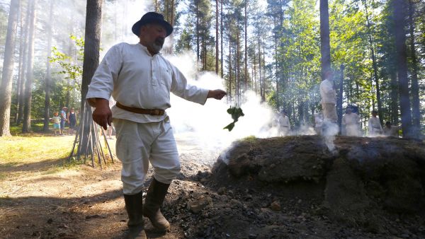 Antaa juosta männyn pinnan, hongan roson rollottoa. Sunnuntaina Kannonkosken tervahaudasta karkoitettiin paha silmä ikiaikaisin loitsuin. Kuvassa tärkeää tehtävää suorittamassa Reijo Vesterinen. (Kuvaaja: Sami Karppinen)