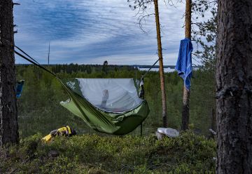 Riippumattoilija voi hetkessä virittää majapaikkansa ja ryhtyä kuuntelemaan luonnon ääniä . (Kuvaaja: Harri Mäenpää)