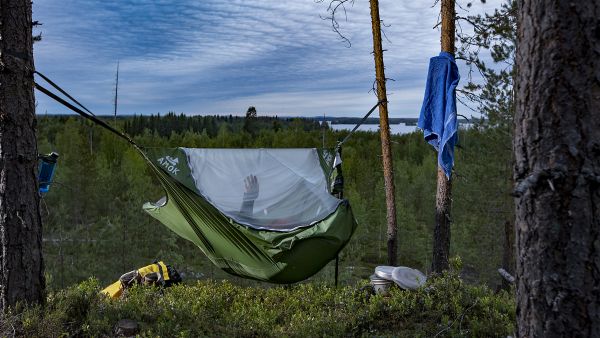 Riippumattoilija voi hetkessä virittää majapaikkansa ja ryhtyä kuuntelemaan luonnon ääniä . (Kuvaaja: Harri Mäenpää)