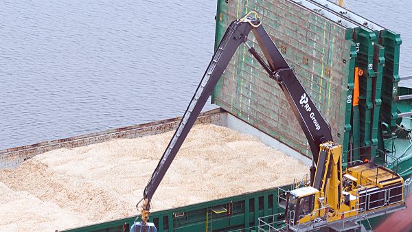 Sahahakkeen tuontimäärä kasvoi viime vuonna 16 prosenttia. Hake menee sellukattilaan sekä energiakäyttöön.  (Kuvaaja: Risto Puranen)