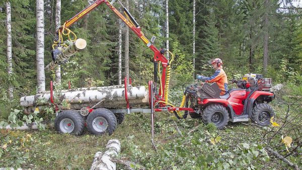 Kranmanin kuormainperäkärry ja Honda mönkijä ovat kätevä yhdistelmä metsänomistajan puunkorjuuseen. (Kuvaaja: Mikko Riikilä)