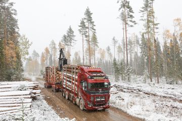 Näkymä puumarkkinoille on mäntytukin osalta utuinen. Keski-Suomen Metsäkuljetus Oy:n Patrick Malin kuljetti viime perjantaina Versowoodin leimikolta Petäjävedeltä kuusitukkia Mikkelin Otavaan. Leimikon mäntytukit oli jätetty vielä pystyyn. (Kuvaaja: Sami Karppinen)