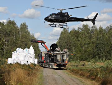 Huippuunsa kehitetty helikopteritekniikka on yllättävän kilpailukykyinen tuhkan maalevitykseen verrattuna. (Kuvaaja: Matti Kärkkäinen)