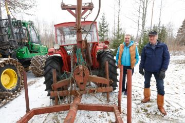 Matti Järvinen aloitti puunkorjuu-urakoinnin tasan 50 vuotta sitten maataloustraktorilla, reellä ja vinssillä. Ensimmäinen varsinainen metsäkone, kuusipyöräinen Lokomo 909, yritykseen tuli vuonna 1976. Matin poika Jarkko vastaa tänä päivänä yrityksen operatiivisesta toiminnasta. (Kuvaaja: Sami Karppinen)