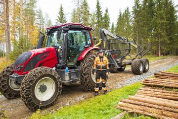 Kari Väisäsen traktorikalusto on parhaimmillaan ensiharvennuksilla.