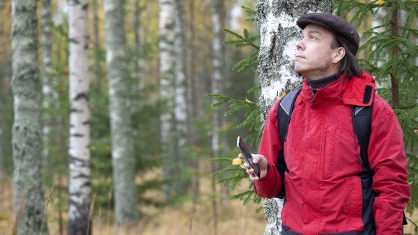 Tietokoneinsinööri Heikki Brotkin on mieltynyt sähköisiin metsäsuunnitelmiin. (Kuvaaja: Mikko Riikilä)