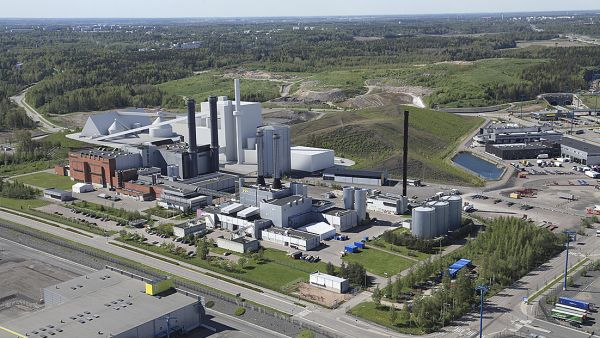 Helenin Vuosaaren voimalaitosalueelle suunnittelema biolämpölaitos näkyy havainnekuvassa maakaasulaitosten takana. (Kuvaaja: Helen)