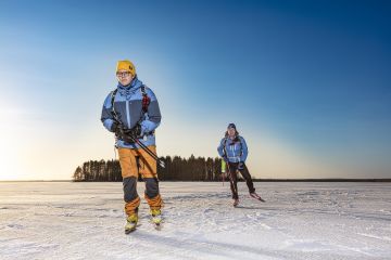 Retkiluistelijan tärkein sääntö on, että jäälle ei lähdetä yksin, Lauri Kontkanen (edessä) opastaa. (Kuvaaja: Studio Korento - Harri Mäenpä)