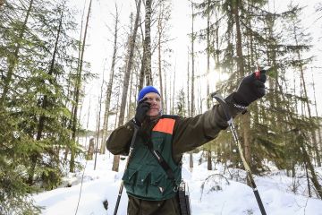 Metsänhoitoyhdistyksen tähtäävät yhdistyksen lukumäärässä pariinkymmeneen. Kuvassa Päijänteen Metsänhoitoyhdistyksen Ismo Paukku tekee tila-arviota. (Kuvaaja: Sami Karppinen)