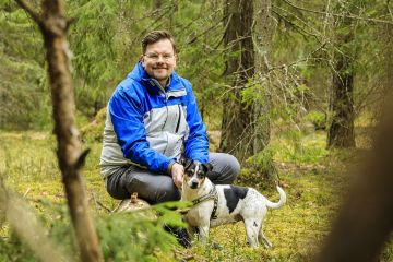 Järvenpäässä sijaitseva Lemmenlaakson suojelualue on tuttu lenkkeilypaikka Lasse Leipolalle ja brasilianterrieri Rikulle. (Kuvaaja: Seppo Samuli)