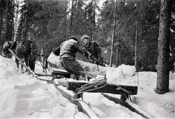 Metsätyö oli raskasta ja työmaat usein kaukana. Kirjan kuvitusta.