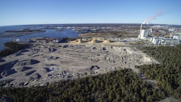 Metsä Fibren Rauman saha tulee sellutehtaan viereen. Sahan laituriin tulee 6,3 metrin laivaväylä. (Kuvaaja: Juha Sinisalo)