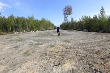 Kuvan pisaranmuotoisen kääntöpaikan säteen pitää olla vähintään 13 metriä ja tielenkin sorastuksen kahdeksan metriä leveä. Tällä Erkki Jalkasen esittelemällä kohteella sorastus on vielä kesken. (Kuvaaja: Sami Karppinen)