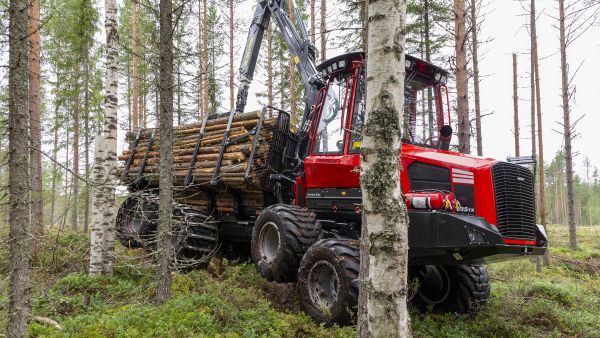 Komatsu esittelee uusia, harvennusmetsiin suunniteltuja kuormatraktoreita.  (Kuvaaja: Komatsu ForestHenke Olofsson)