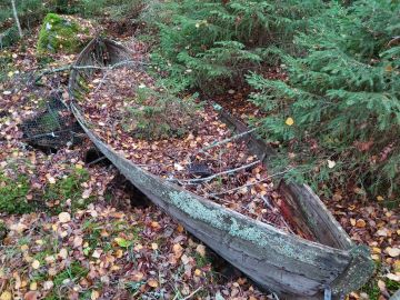 Metsätilojen arvioija voi löytää maastosta autonraatoja, vanhoja työkoneita, pieniä kaatopaikkoja tai vanhan puuveneen. Kuva: Hannu Liljeroos