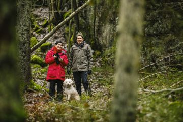 Metsällä on Lea ja Seppo Siivolalle ensisijaisesti maisema- ja virkistysarvoa. Mukana metsässä viihtyy italianvesikoira Miro.  (Kuvaaja: Seppo Samuli)