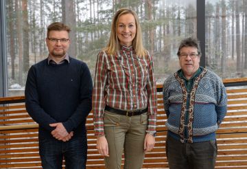 Luston nykyinen toimitusjohtaja Pekka Äänismaa, uusi toimitusjohtaja Niina Uronen ja Metsämuseosäätiön hallituksen puheenjohtaja Jorma Saarimaa.