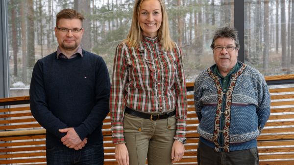 Luston nykyinen toimitusjohtaja Pekka Äänismaa, uusi toimitusjohtaja Niina Uronen ja Metsämuseosäätiön hallituksen puheenjohtaja Jorma Saarimaa.