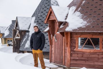 Kun sahatavaran vienti vetää, niin kotimainen käyttäjä tuntee sen niukkuutena. Torniolaisen Timapuun toimitusjohtaja Timo Marttila sanoo, että grillikotiin ja huvimajoihin tarvittavaa hyvälaatuista mäntytavaraa pitää etsiä. (Kuvaaja: SUSANNA CHAZALMARTIN)