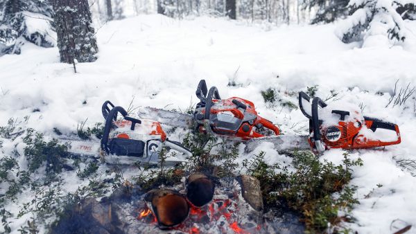 Mieti sahavalinnassa hinnan lisäksi näitä: kuutiotilavuus ja teholuokka, osien kestävyys Suomen olosuhteissa, toimintavarmuus ja käynnistyksen helppous, sahan paino. (Kuvaaja: Sami Karppinen)