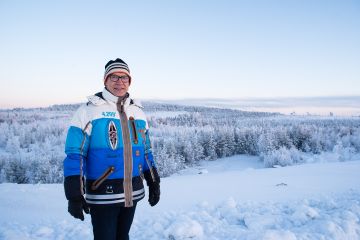 Teknologiayhtiöissä vaikuttanut Harri Vatanen ryhtyy hankkimaan biojalostamolle rahoitusta sijoittajilta. Hän uskoo, että taustalla näkyvällä tehdastontilla voi tapahtua jo ensi kesänä. Kuva: Juha Ollila