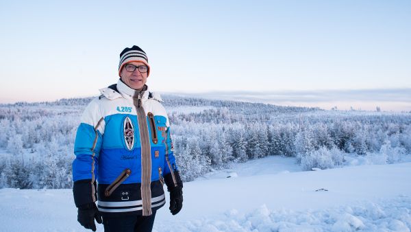 Teknologiayhtiöissä vaikuttanut Harri Vatanen ryhtyy hankkimaan biojalostamolle rahoitusta sijoittajilta. Hän uskoo, että taustalla näkyvällä tehdastontilla voi tapahtua jo ensi kesänä. Kuva: Juha Ollila