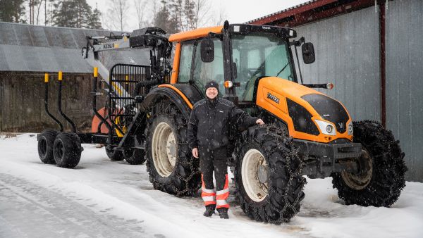 Pekka Kärkäs ajaa itse puut harvennuksilta tien varteen. Tänä talvena testiin pääsee uusi kuormain ja peräkärry. (Kuvaaja: Kimmo Metsala)