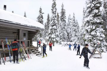 Vaikka korona ei tartu hiihtoladulla, Ahmatuvan erämaakahvilassa Syötteen kansallispuistossa turvaväleistä joutuu oikeasti huolehtimaan. (Kuvaaja: Jorma Luhta)