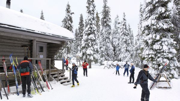 Vaikka korona ei tartu hiihtoladulla, Ahmatuvan erämaakahvilassa Syötteen kansallispuistossa turvaväleistä joutuu oikeasti huolehtimaan. (Kuvaaja: Jorma Luhta)