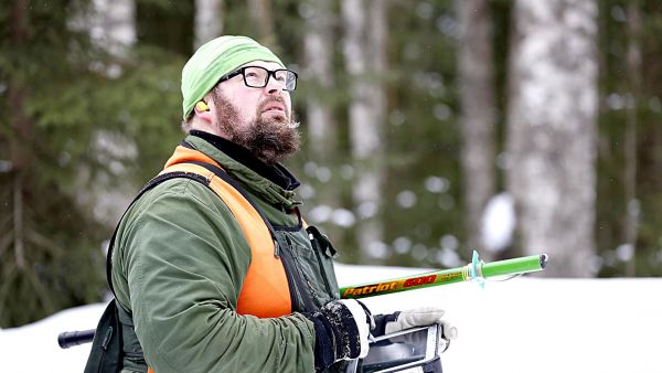 Isotunes Free -nappikuulosuojaimet soveltuvat hyvin maastossa töitä tekeville henkilöille, jotka puhuvat paljon puhelimessa. Ossi Hannula kuuntelee maastossa usein myös radiota. (Kuvaaja: Sami Karppinen)