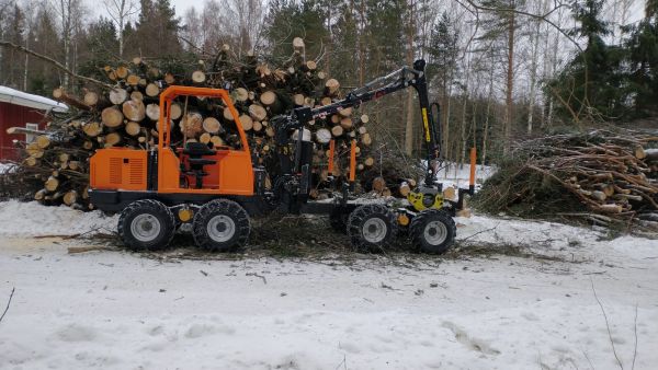 LBF-pienmetsäkone toimii kätevästi esimerkiksi tonttihakkuissa.