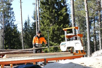 Tukkivannesahojen kauppa on viime aikoina käynyt kuin siimaa. Ari Nurmi hankki omansa jo pari vuotta sitten. (Kuvaaja: Sami Karppinen)