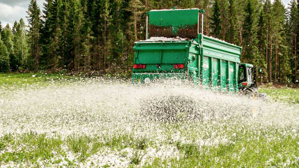 Sellutehtaan sivuvirroista jalostettua maanparannusainetta levitetään 2080 tonnia hehtaarille. (Kuvaaja: Soilfood Oy)