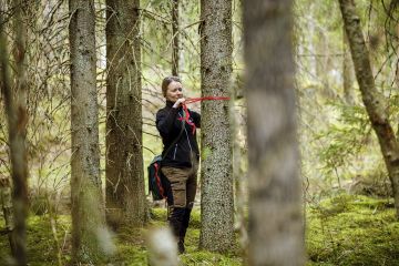 Metsänhoitoyhdistys Lounais-Hämeen metsäasiantuntijan Heli Ketolan mukaan rajalinjojen aukipitämisen merkitystä ei voi liioitella. Ketola näytti toukokuun puolivälissä, miten rajat merkitään maastoon. (Kuvaaja: Seppo Samuli)