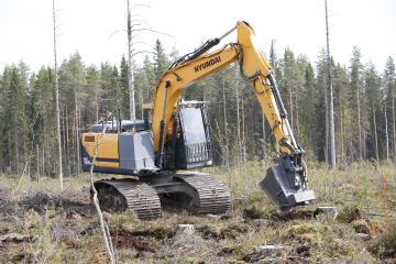 Metsäkylvökauhan avulla tavoitellaan kylvötyöhön merkittävää kustannussäästöä.  (Kuvaaja: Sami Karppinen)