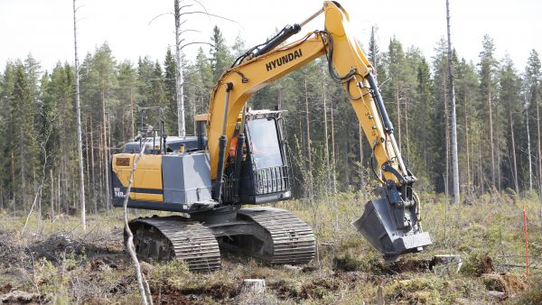 Metsäkylvökauhan avulla tavoitellaan kylvötyöhön merkittävää kustannussäästöä.  (Kuvaaja: Sami Karppinen)