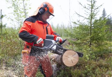 Painoa Cramerin akkusahassa on sen verran, että hakkuutyöhön siitä ei ole, polttopuusavottaan kyllä. (Kuvaaja: Mikko Riikilä)