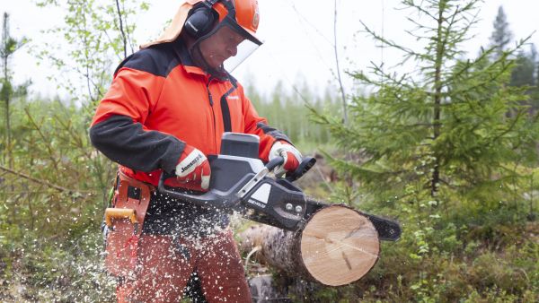 Painoa Cramerin akkusahassa on sen verran, että hakkuutyöhön siitä ei ole, polttopuusavottaan kyllä. (Kuvaaja: Mikko Riikilä)