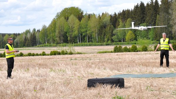 Lennokki ohjautuu automaattisesti lentosuunnitelman mukaan.MW Forest Sensen lentäjät Anthony Randall-Clausen ja Magnus Selin ottamassa lennokkia vastaan tehtävän jälkeen.  (Kuvaaja: Emma Valli )