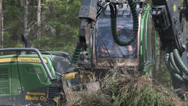 Eetu Nisula tunnetaan Pirkanmaalla metsänomistajien toiveet huomioon ottavana hakkuukoneyrittäjänä. Nisulan yritys tekee Pirkanmaan metsänhoitoyhdistykselle puunkorjuun lisäksi maanmuokkauksia ja energiapuu-urakoita. (Kuvaaja: EMIL BOBYREV)