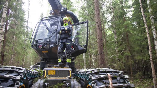 Metsäkoneenkuljettaja Mika Voutilainen toivoo, että metsänomistajat pitäisivät metsiensä rajalinjat auki. (Kuvaaja: Mikko Riikilä)