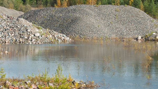 Lukijaa kiinnostivat maa-aineksen ottajan korvausvelvollisuudet. (Kuvaaja: Leena Partanen)