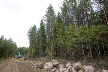 Otson keskeneräiset kemerahankkeet, joihin lukeutuu paljon metsätien kunnostuksia, ovat konkurssipesän omistuksessa. Konkurssipesän hoitajan johdolla etsitään parhaillaan toimijaa, joka veisi hankkeet loppuun.   (Kuvaaja: Sami Karppinen)