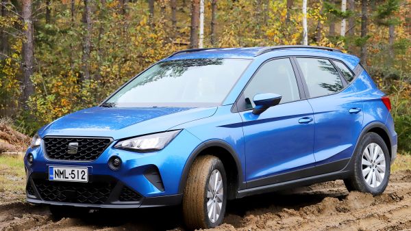 Seat Arona TGI:llä on helppo edetä huonoilla teillä niin kauan kuin pito riittää.  