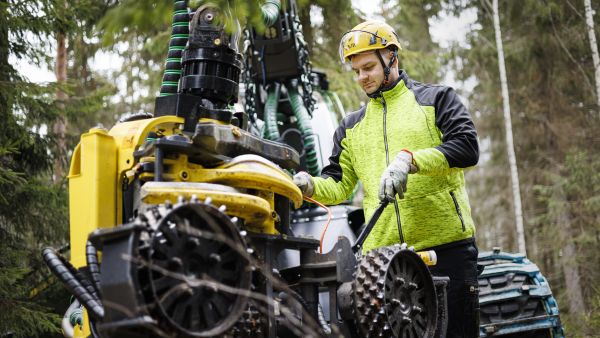 Hakkuupään nivelet pitää rasvata kahdeksan tunnin työnteon jälkeen, kertoo Janek Jõesaar. (Kuva: Seppo Samuli)