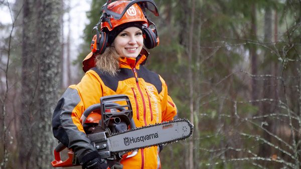 Ensi kesänä Sofia Soikkonen aikoo testata taitonsa moottorisahauksen SM-kisoissa. Sitä ennen pitää harjoitella. (Kuvaaja: Mikko Riikilä)