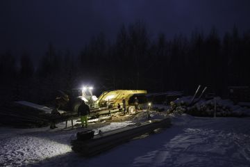 Talvella on valoisa aika lyhyt, mutta tehokkaiden työvalojen loisteessa pystyy työskentelemään tarvittaessa pitkänkin työpäivän. (Kuvaaja: Ari Komulainen)