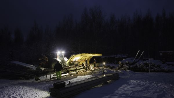 Talvella on valoisa aika lyhyt, mutta tehokkaiden työvalojen loisteessa pystyy työskentelemään tarvittaessa pitkänkin työpäivän. (Kuvaaja: Ari Komulainen)