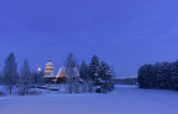 Petäjäveden vanha kirkko talviaamuna. (Kuvaaja: Teuvo Salmenjoki)